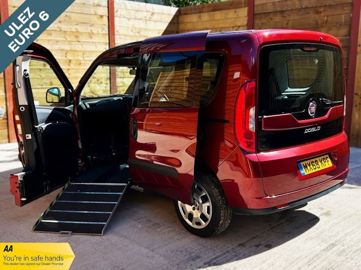 Red FIAT Doblo Easy 2018