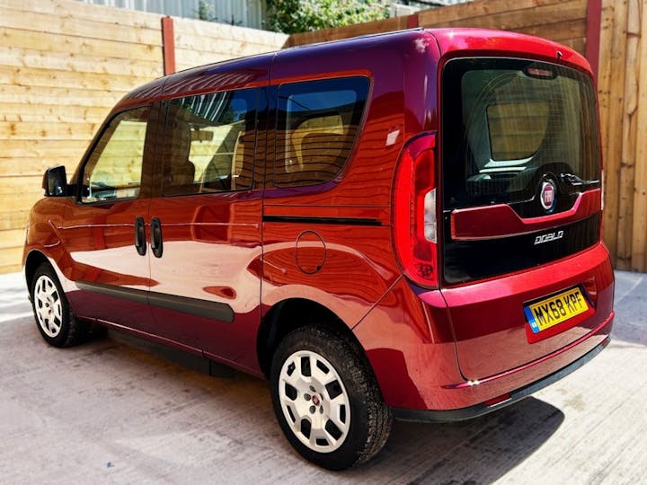 Red FIAT Doblo Easy 2018
