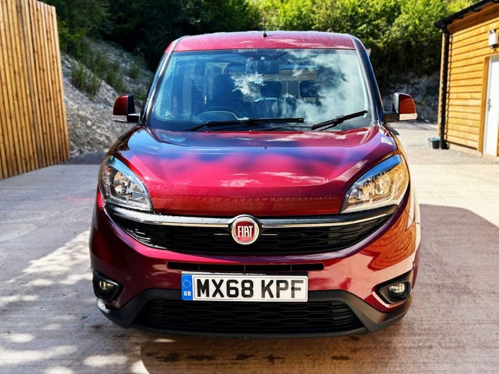 Red FIAT Doblo Easy 2018