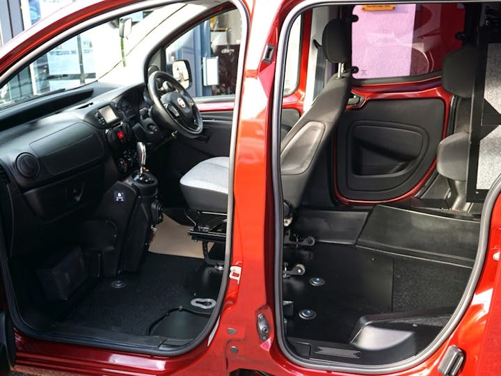 Red FIAT Qubo MultiJet Lounge Dualogic 2016