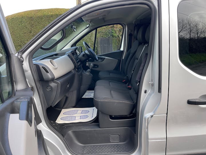Silver Renault Trafic Sl27 Business Dci 2019