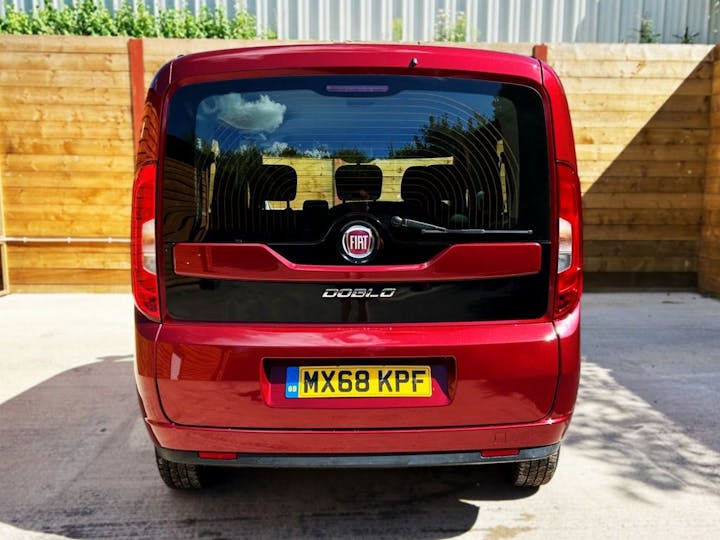 Red FIAT Doblo Easy 2018