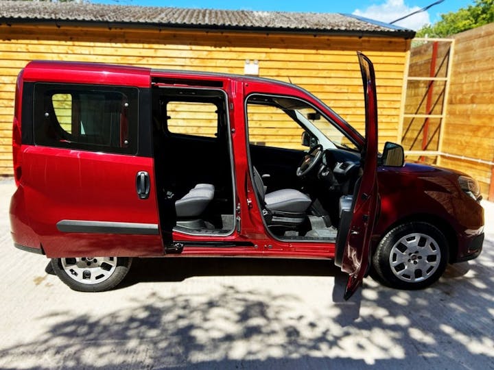 Red FIAT Doblo Easy 2018