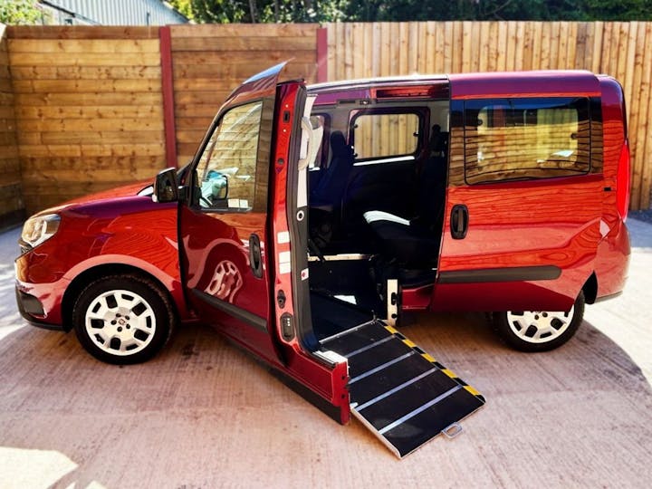 Red FIAT Doblo Easy 2018