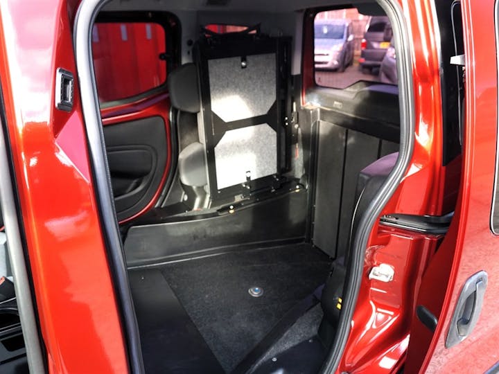Red FIAT Qubo MultiJet Lounge Dualogic 2016