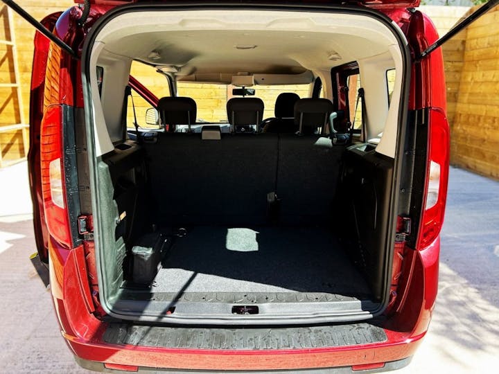 Red FIAT Doblo Easy 2018