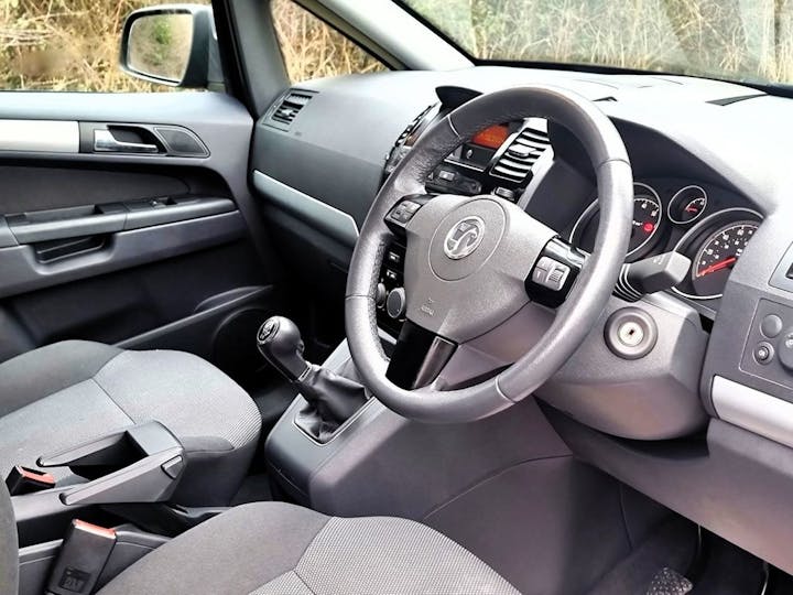 Grey Vauxhall Zafira Exclusiv 2013