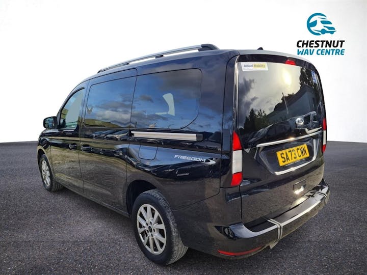 Black Ford Tourneo Connect Titanium Ecoblue 2023