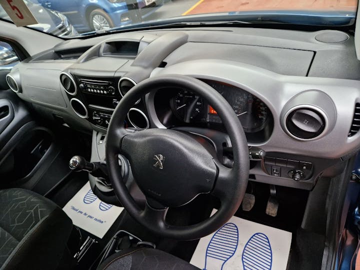 Blue Peugeot Partner Horizon RS 2018