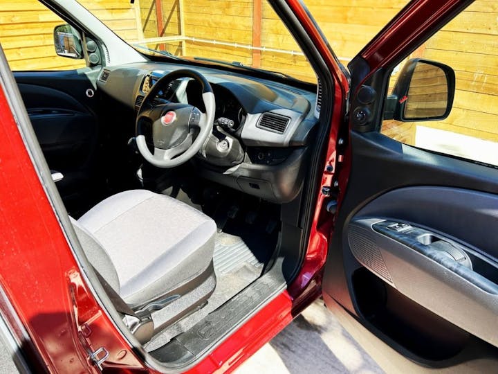 Red FIAT Doblo Easy 2018