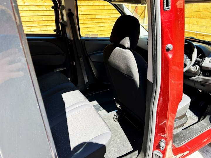 Red FIAT Doblo Easy 2018