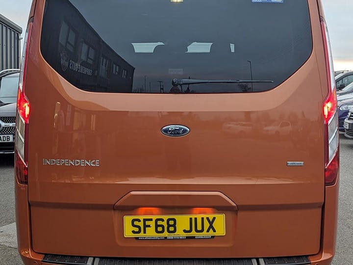 Orange Ford Tourneo Custom Independence Re 2018