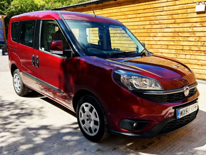 Red FIAT Doblo Easy 2018