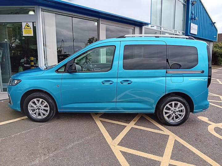 Blue Ford Tourneo Connect Titanium Ecoblue 2023