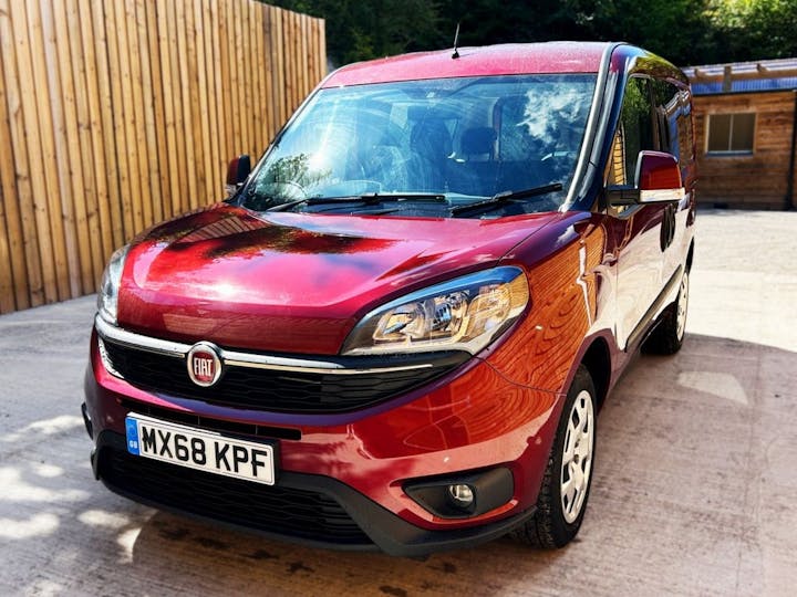 Red FIAT Doblo Easy 2018