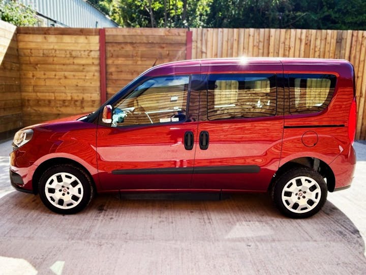 Red FIAT Doblo Easy 2018