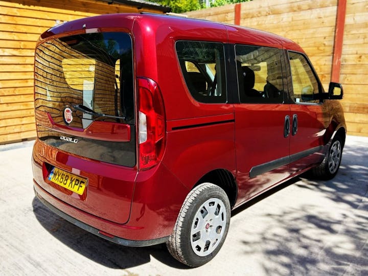 Red FIAT Doblo Easy 2018