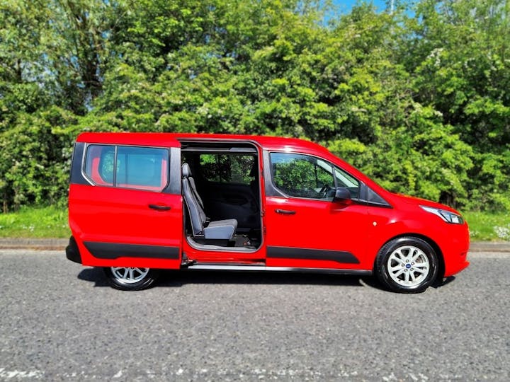 Red Ford Grand Tourneo Connect Zetec TDCi 2020